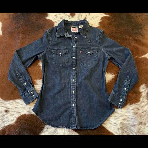 Signature by Levi Strauss Tops - Women’s Levi Strauss denim long sleeve shirt small